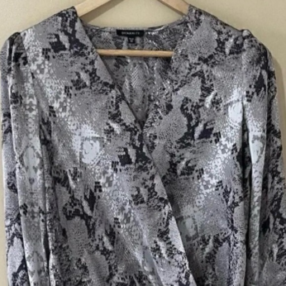 Dynamite Tops - Dynamite| Sexy Silky Snake Print Silver Satin V-Neck Long Sleeve Bodysuit Sz XS
